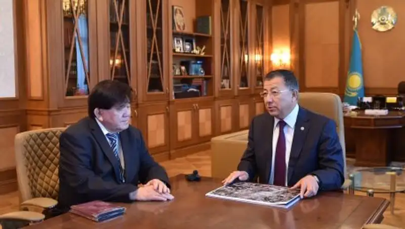 Аким ЮКО встретился с народным писателем Казахстана Мухтаром Шахановым