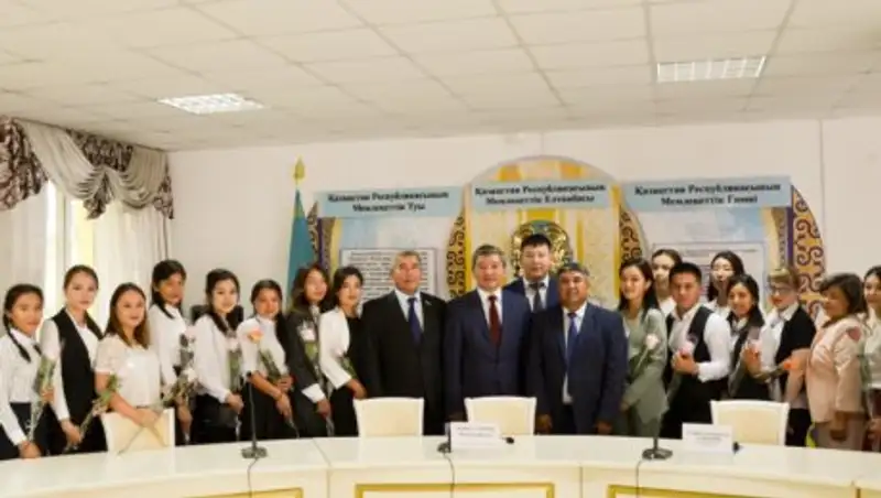 Аким Бурлинского района встретился с молодыми учителями