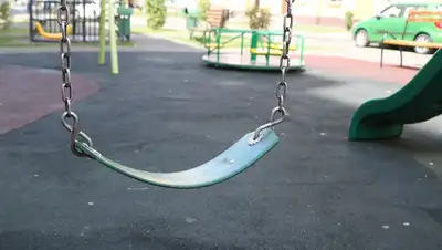 Еще одному ребенку отрезало фалангу пальца на детской площадке в Уральске, фото - Новости Zakon.kz от 02.08.2022 15:49