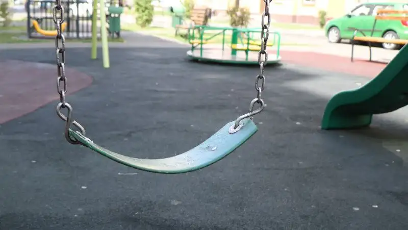 Еще одному ребенку отрезало фалангу пальца на детской площадке в Уральске