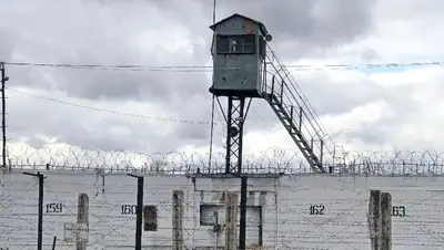 Передача телефонов в колонию, фото - Новости Zakon.kz от 24.12.2021 23:04