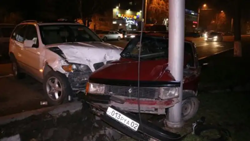 Лихач на BMW X5 стал причиной массового ДТП в Алматы