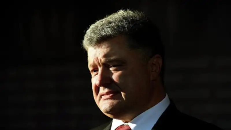 Украинцы должны сами решать, ехать ли на ЧМ-2018 в Россию, заявил Порошенко