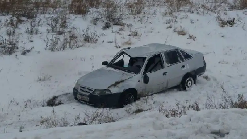 Поврежденное авто чиновника нашли на трассе в СКО