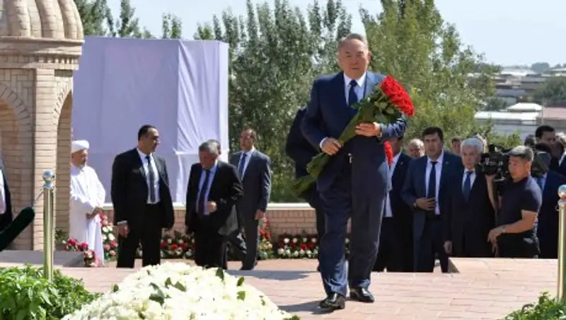 Президент РК Н.Назарбаев возложил цветы к могиле И.Каримова