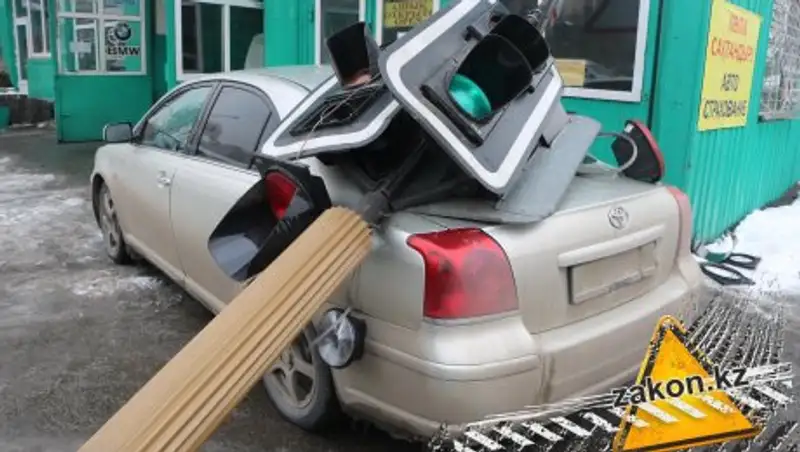 В Алматы легковушка протаранила светофор