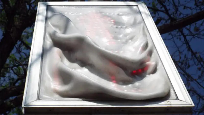 От жары в Казахстане тают асфальт и светофоры