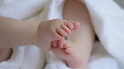 Спящему младенцу лезвием делают надрезы на лице: видео возмутило казахстанцев, фото - Новости Zakon.kz от 26.01.2023 10:03
