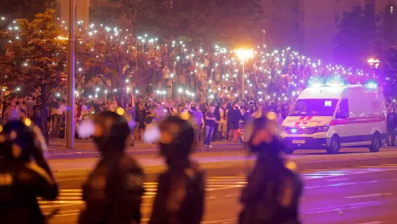 Вторая ночь протестов в Беларуси: баррикады, гибель человека