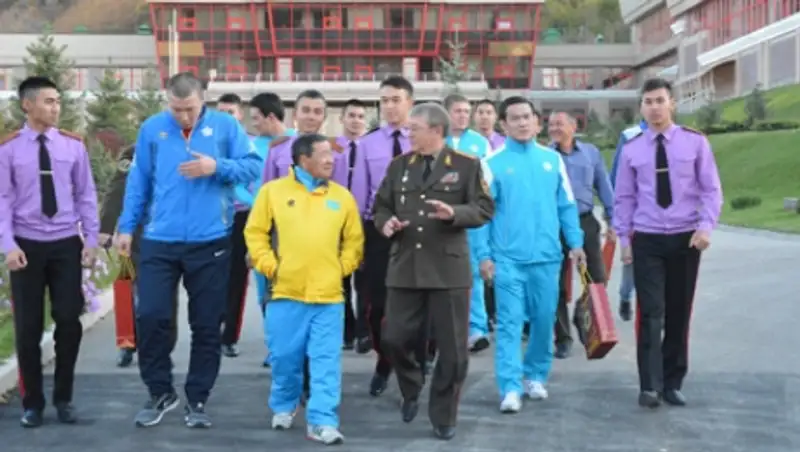 Прославленные казахстанские спортсмены посетили уникальное учебное заведение страны