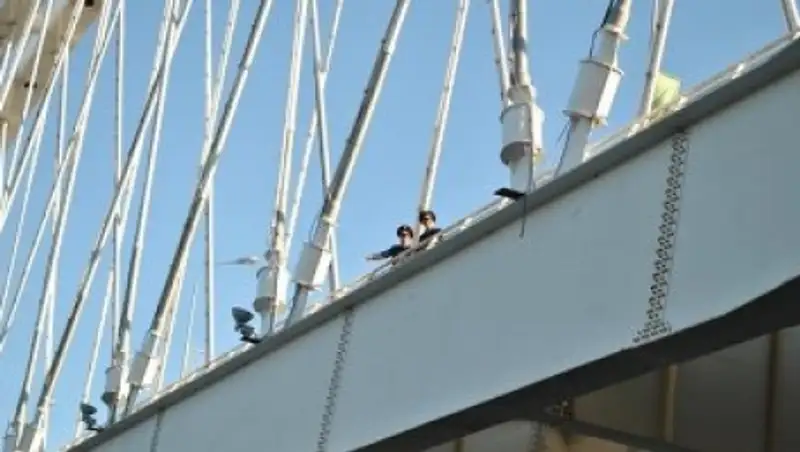 В Петропавловске нетрезвый мужчина забрался на 15-метровый пролет моста и не смог слезть