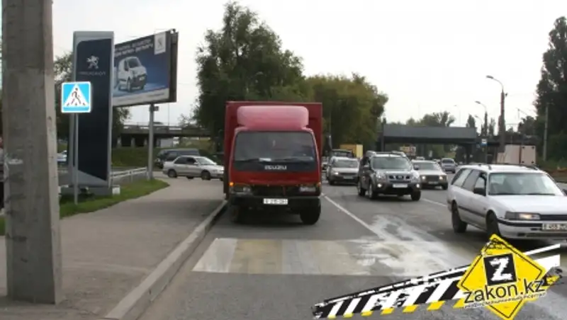 В Алматы произошло очередное ДТП с участием трех машин из-за несоблюдения дистанции