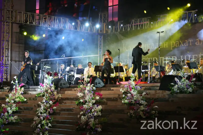 Парад оркестров в Алматы завершали классикой рока (фото) Парад оркестров в Алматы завершали классикой рока (фото), фото - Новости Zakon.kz от 10.09.2012 17:38