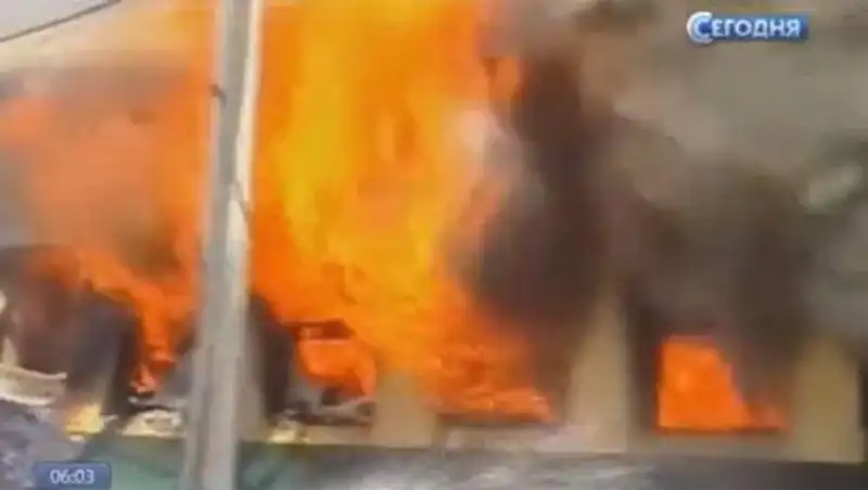 Пассажиры попали в огненную ловушку после взрыва поезда в Пакистане