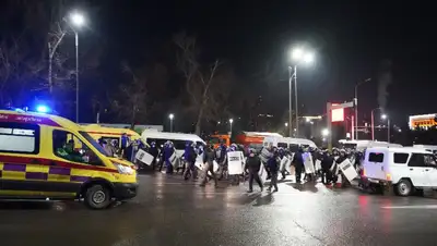 Толпа нападает на полицейских, избиение, МВД, фото - Новости Zakon.kz от 17.01.2022 00:24