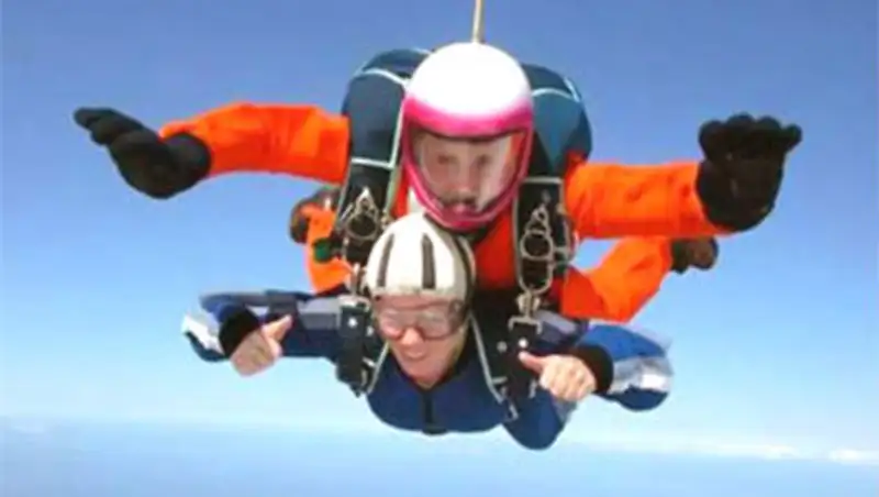 Калифорниец впервые прыгнул с парашютом на свой столетний юбилей