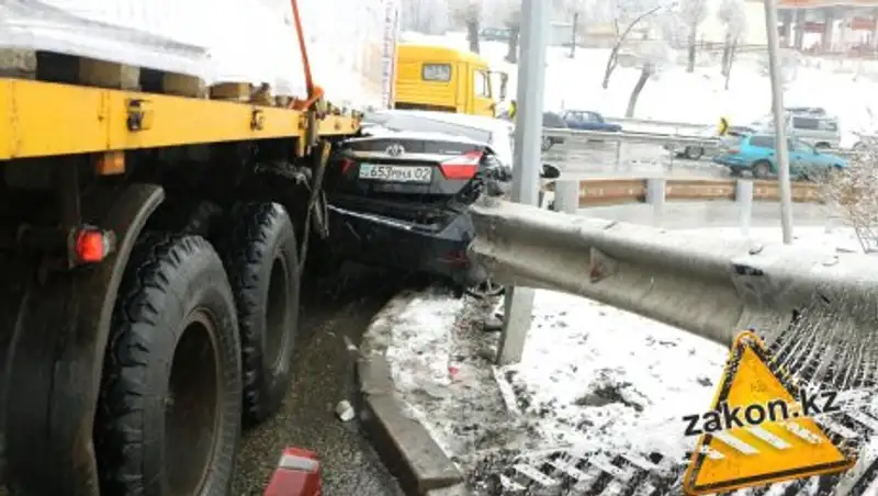 В Алматы вслед за ДТП со "скорой" на том же участке произошли еще две аварии