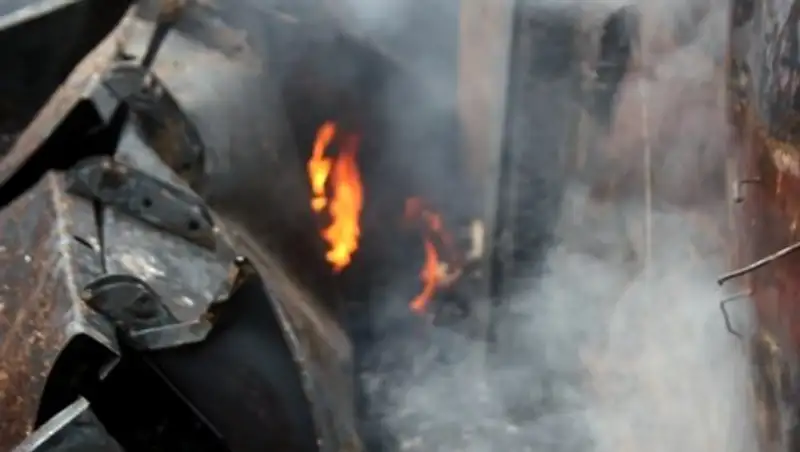 В Алматы огонь с хозпостройки перекинулся на два гаража