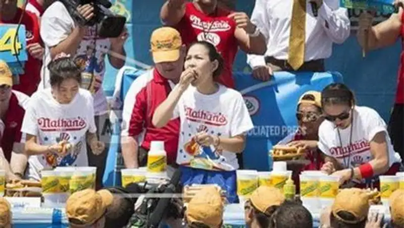 Американка весом 50 килограммов победила в конкурсе по поеданию хот-догов