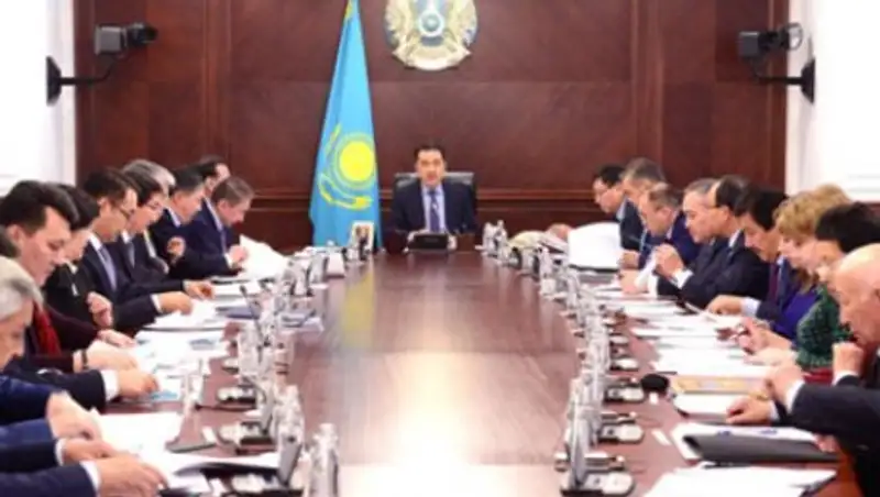 Сагинтаев провел заседание Нацкомиссии по переводу казахского языка на латиницу