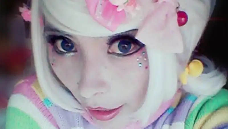 Девушка превратилась в куклу и влюбилась в себя