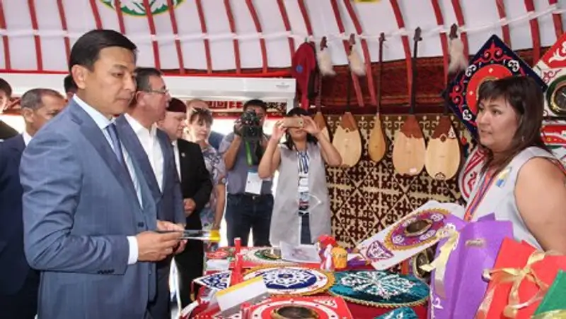 Аким ЗКО посетил выставку в этноауле в Астане
