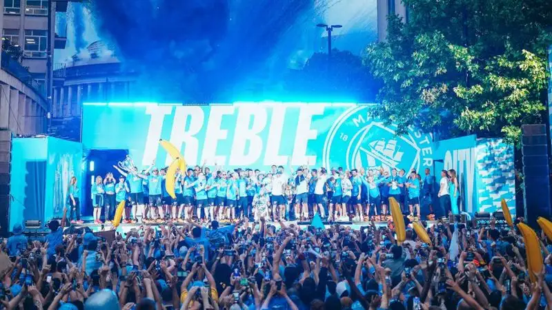 Победитель Лиги чемпионов-2023 провел парад в Манчестере