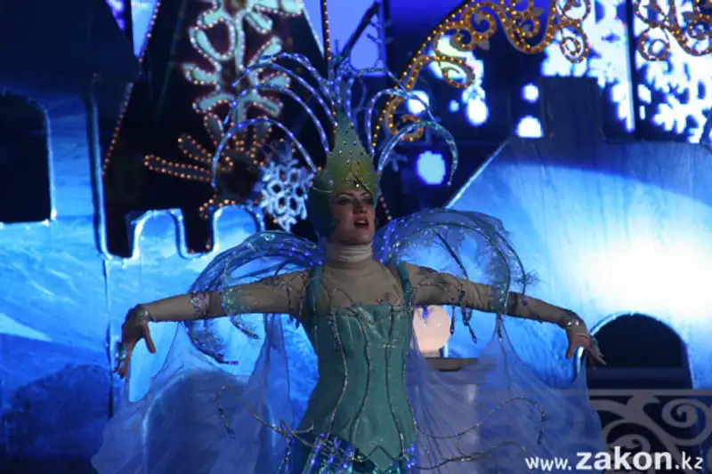 В Алматы зажгли главную новогоднюю ёлку (фото), фото - Новости Zakon.kz от 01.12.2011 02:06