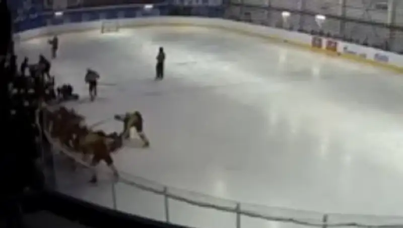 Хоккеисты 2001 года рождения устроили массовую драку во время матча