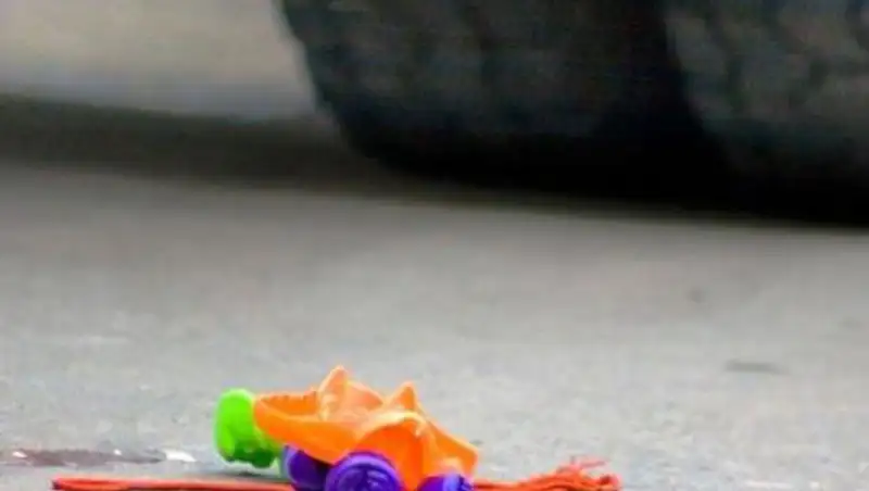 В ВКО девочка попала под колеса автомобиля, пока мама ребенка оплачивала проезд таксисту