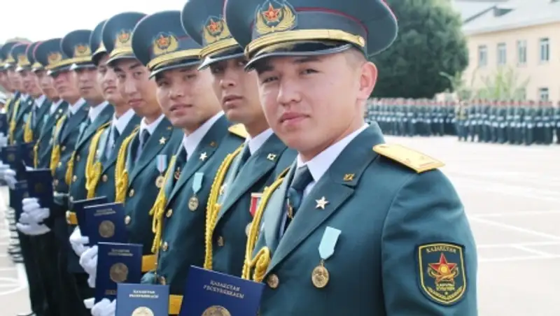 Сегодня военные институты выпускают новоявленных офицеров ВС РК