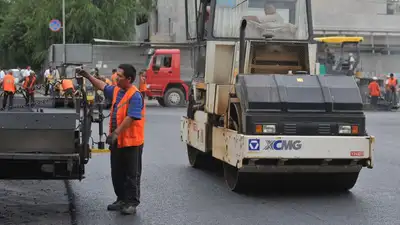 Аким Актобе проинспектировал работы по ремонту дорог, фото - Новости Zakon.kz от 02.05.2023 11:40