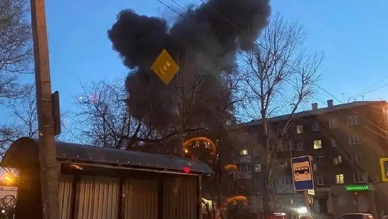 Военный самолет упал в районе жилого дома в Иркутске