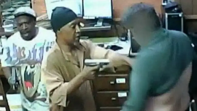 Пожилые вооруженные американцы похитили 56 пачек виагры