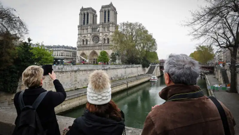 Продолжавшийся более 12 часов пожар в Нотр-Дам-де-Пари полностью потушили