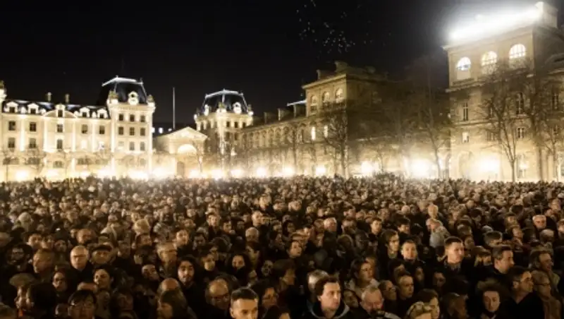 В переполненном соборе Парижской Богоматери прошла поминальная служба по жертвам теракта