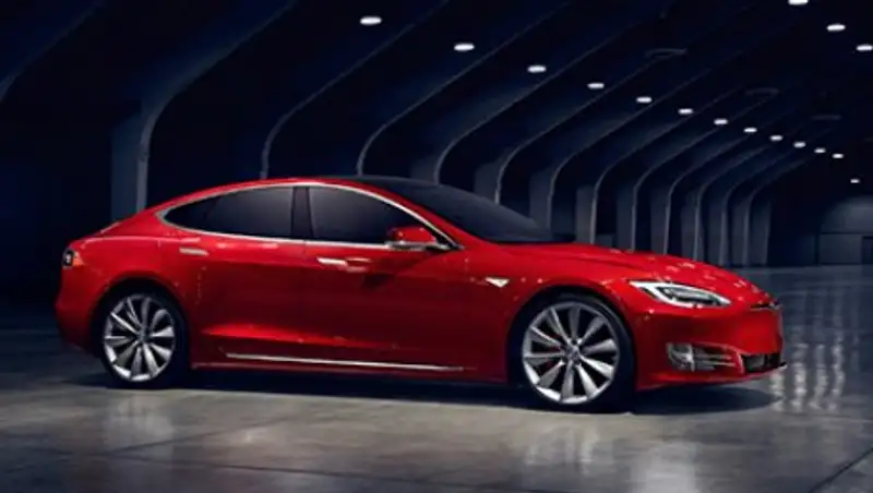 Tesla вернула электрокару Model S «бюджетную» модификацию