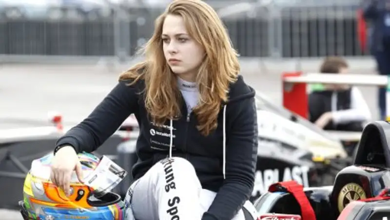 Известная семнадцатилетняя гонщица попала в страшную аварию