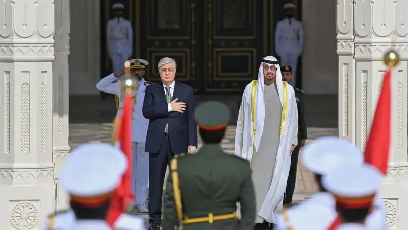 Акорда опубликовала фото и видео с официальной встречи Токаева с шейхом Мухаммедом