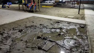 Порыв канализационных труб на детской площадке в Атырау, микрорайон "Нурсая! в Атырау, канализация