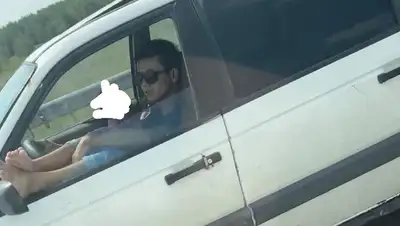 Ноги из окна и непристегнутый ребенок: нерадивого водителя сняли на видео