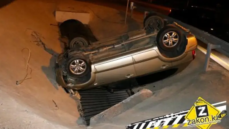 На "восточке" в Алматы перевернулся автомобиль 