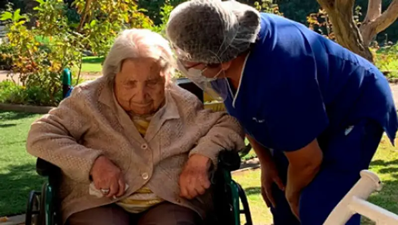 111-летняя женщина победила коронавирус и установила рекорд