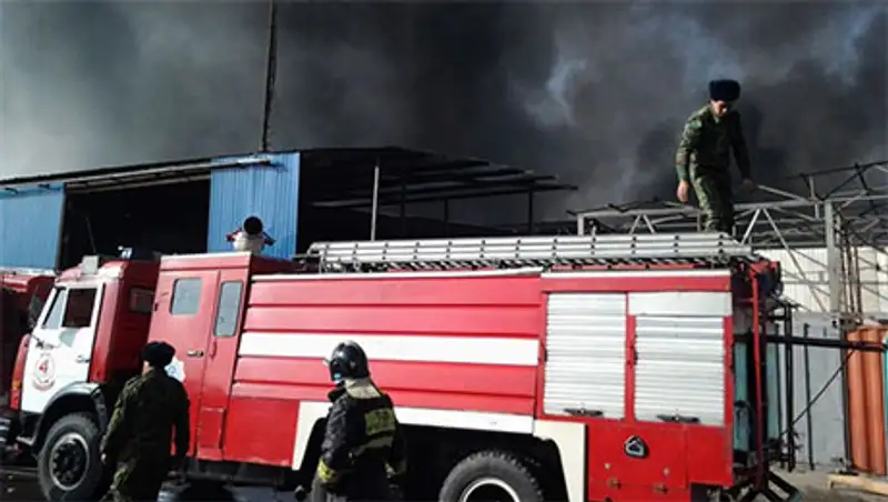 Умышленный поджог стал причиной крупного пожара на территории трех рынков в Алматы, фото - Новости Zakon.kz от 25.11.2013 18:49