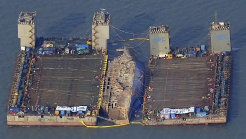 На пароме, затонувшем три года назад в Южной Корее, нашли тело неизвестного