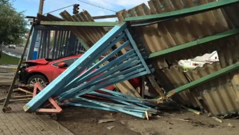 В Петропавловске машина на полной скорости снесла остановку