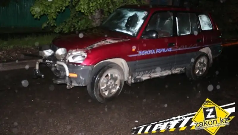 В Алматы Тойота отправила в арык мотоциклиста, выехавшего на "красный"