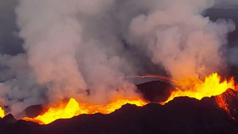 Беспилотник заснял извержение вулкана Бардарбунга на сгоревшую видеокамеру