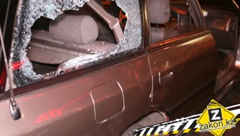 В Алматы неизвестные прямо на дороге "балонником" избили несколько человек