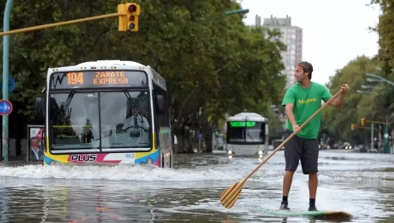 Шесть тысяч человек эвакуированы из-за наводнений в Аргентине
